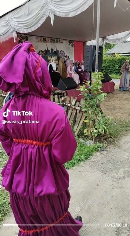Anti Mainstream! Pemuda ini Berenang di Truk yang Disulap Jadi Kolam