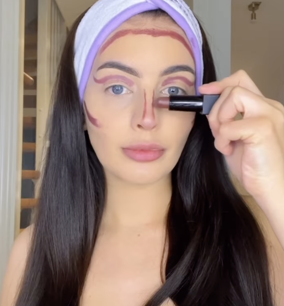 Memakai Lipstik