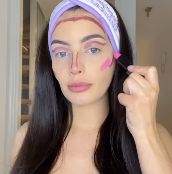 Memakai Lipstik