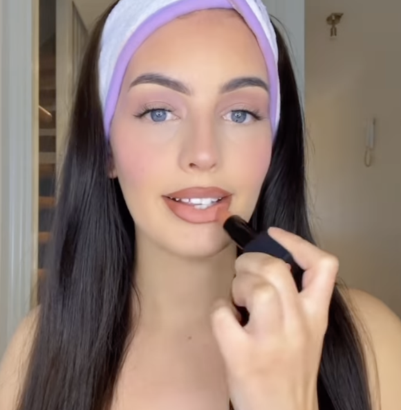 Memakai Lipstik