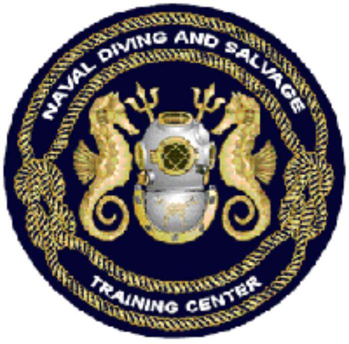 Lambang sekolah penyalam laut dalam Sekolah Panama City, markas The U.S. Navy&rsquo;s Diving and Salvage Center di Panama City, AS