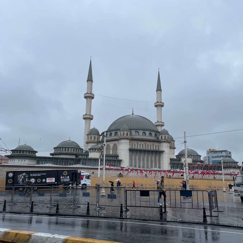 Megahnya Taksim Mosque, Masjid Bergaya Art Deco di Alun-alun Istanbul