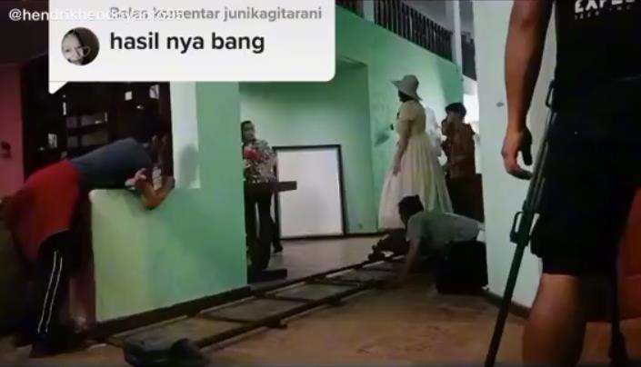 Ternyata begini cara hantu Noni Belanda berjalan melayang di film horor.