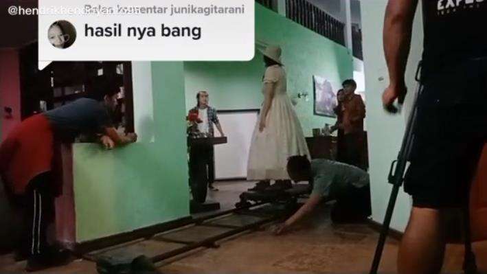 Ternyata begini cara hantu Noni Belanda berjalan melayang di film horor.