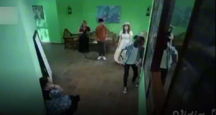 Ternyata begini cara hantu Noni Belanda berjalan melayang di film horor.