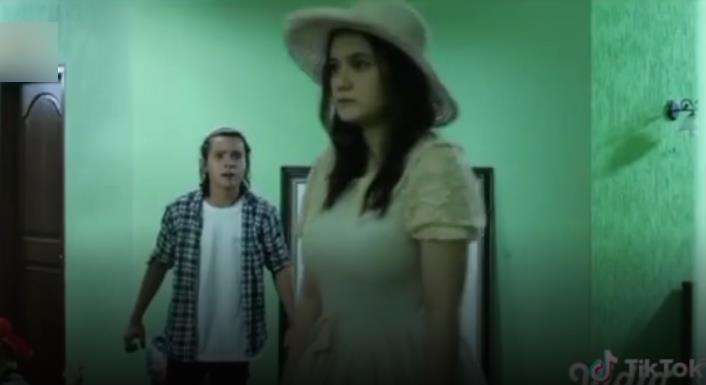 Ternyata begini cara hantu Noni Belanda berjalan melayang di film horor.