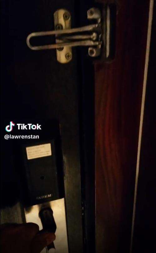 Ngerinya nginap di hotel tapi pintunya tak bisa dikunci.