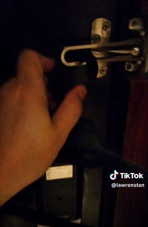 Ngerinya nginap di hotel tapi pintunya tak bisa dikunci.