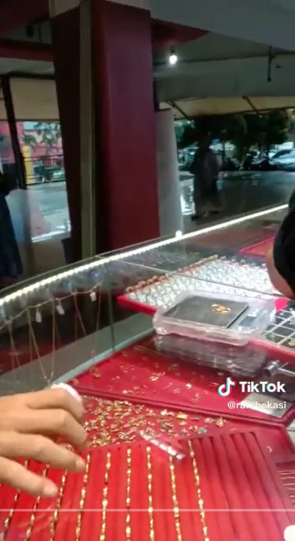 bocah beli emas