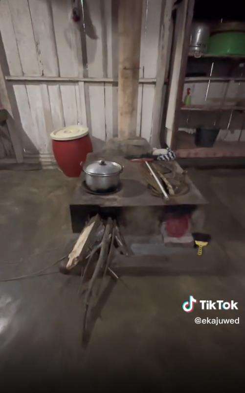 Penampakan dapur tradisional di rumah pedesaan bikin tercengang.