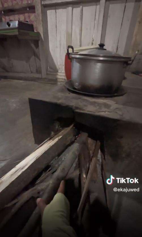 Penampakan dapur tradisional di rumah pedesaan bikin tercengang.