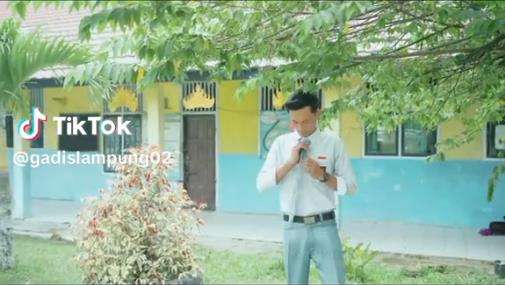 Kisah cinta murid SMA nikahi gurunya.