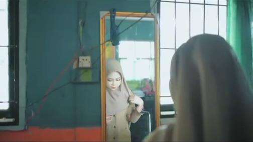 Kisah cinta murid SMA nikahi gurunya.