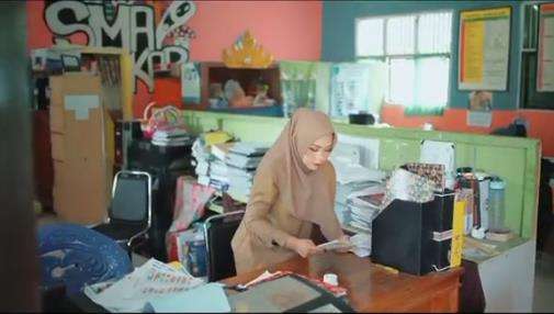 Kisah cinta murid SMA nikahi gurunya.