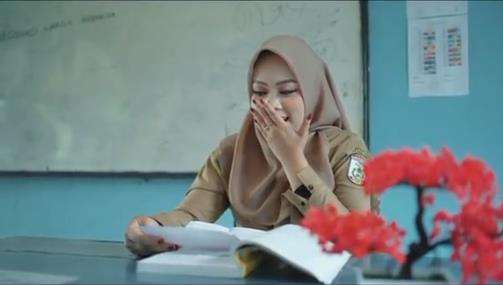 Kisah cinta murid SMA nikahi gurunya.