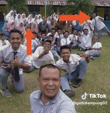 Kisah cinta murid SMA nikahi gurunya.