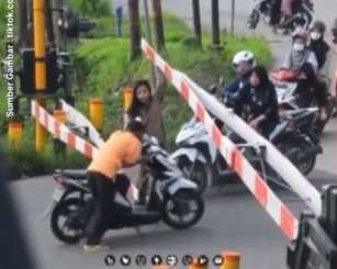 Aksi Heroik Remaja Wanita Angkat Palang Pintu Kereta Tolong Seorang Bapak Terjebak, yang Lain Cuma Bengong Melihat