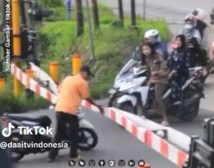 Aksi Heroik Remaja Wanita Angkat Palang Pintu Kereta Tolong Seorang Bapak Terjebak, yang Lain Cuma Bengong Melihat