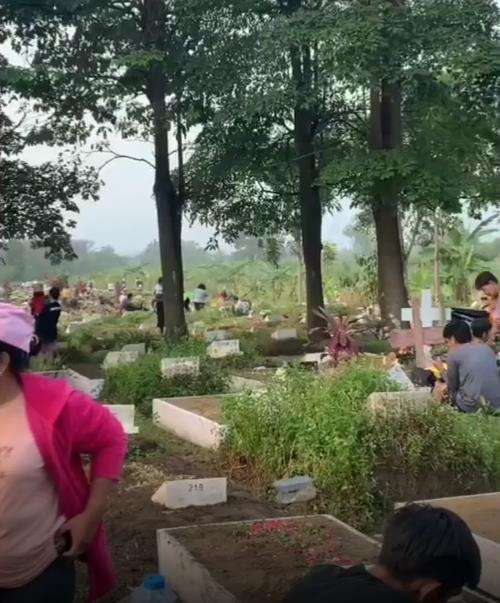 Momen haru suami ziarah makam istri sendirian.