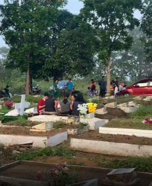 Momen haru suami ziarah makam istri sendirian.