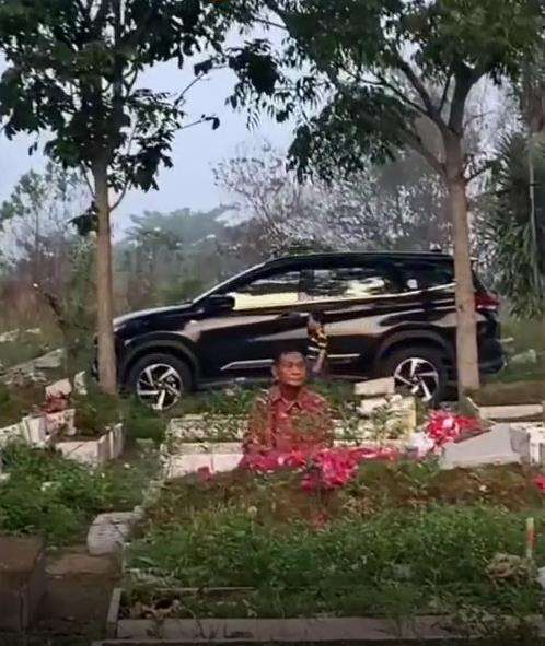 Momen haru suami ziarah makam istri sendirian.