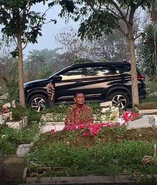 Momen haru suami ziarah makam istri sendirian.