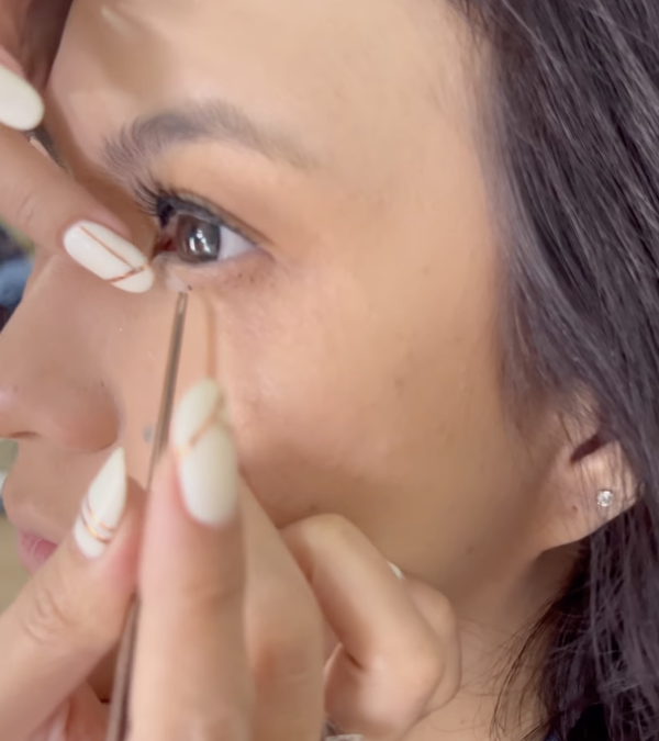 Memakai Eyelid Tape