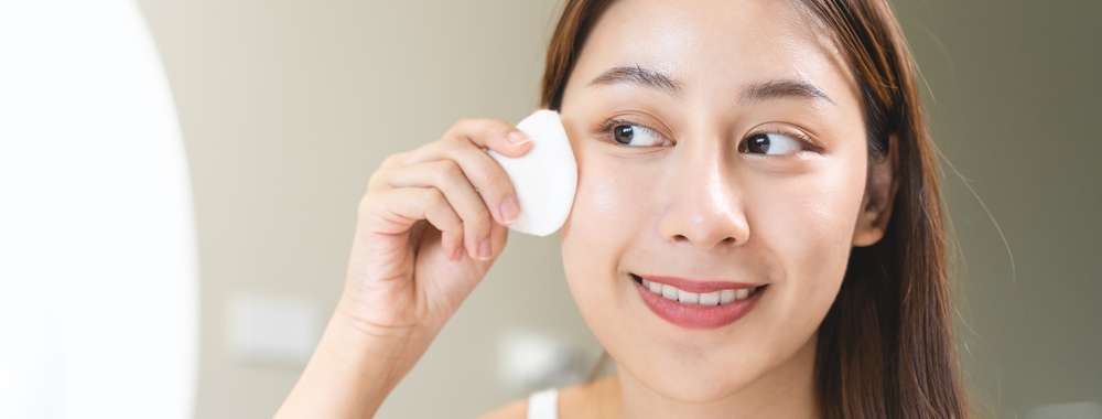 Memakai Micellar Water dan Kapas