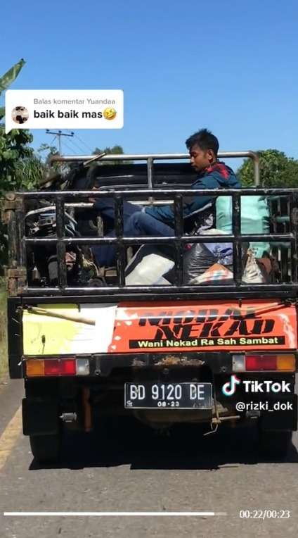 Momen Haru Senyum Kurir Berhasil Selamatkan Paket Padahal Motornya Hangus Terbakar