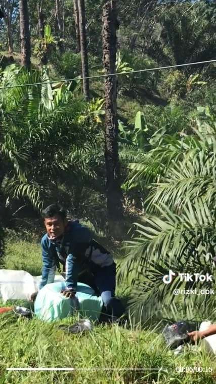 Momen Haru Senyum Kurir Berhasil Selamatkan Paket Padahal Motornya Hangus Terbakar