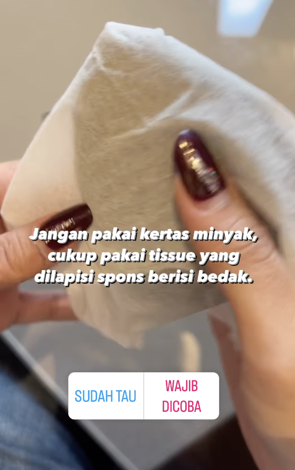 Memakai Bedak Tabur Memakai Bedak Tabur