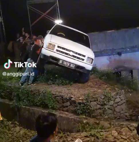 Adegan mobil terguling di sinetron.
