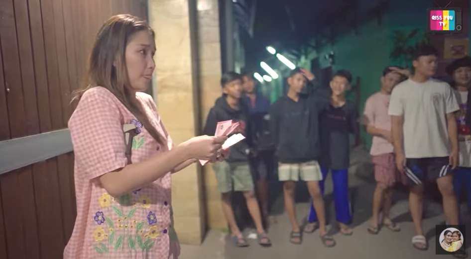 Ayu Ting Ting bagi bagi duit