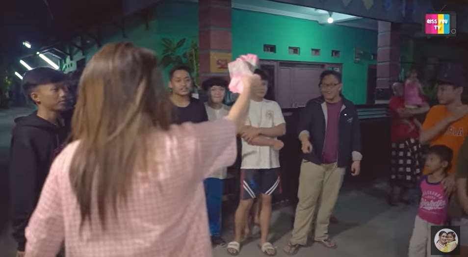 Ayu Ting Ting bagi bagi duit ke pemuda yang bangunin sahur warga