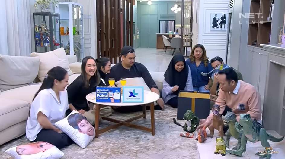 Raffi Ahmad tertawa geli mendengar penjelasan Sus Rini soal mainan putranya