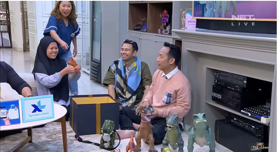 Raffi Ahmad tertawa geli mendengar penjelasan Sus Rini soal mainan putranya