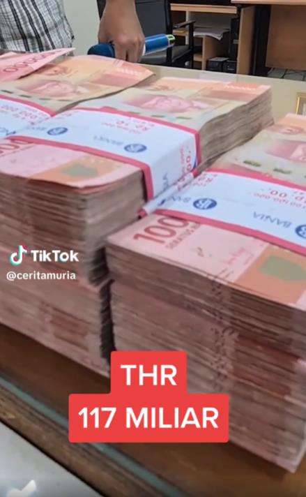 Penampakan uang THR Rp117 miliar milik pabrik di Kudus.