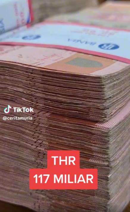 Penampakan uang THR Rp117 miliar milik pabrik di Kudus.