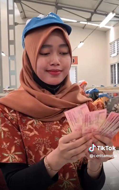 Penampakan uang THR Rp117 miliar milik pabrik di Kudus.