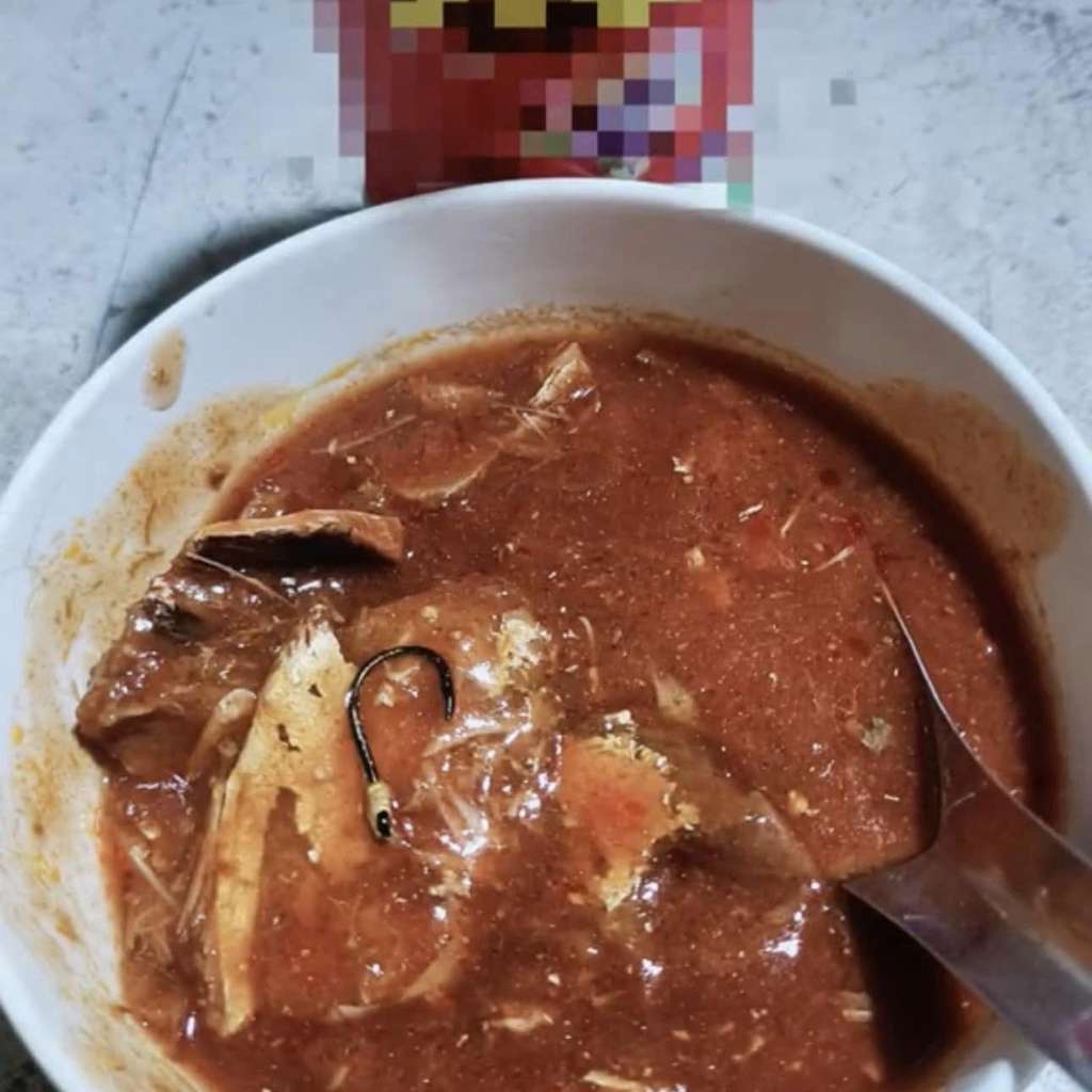 Ngeri! Makan ikan sardine temukan mata kail dalam kaleng.