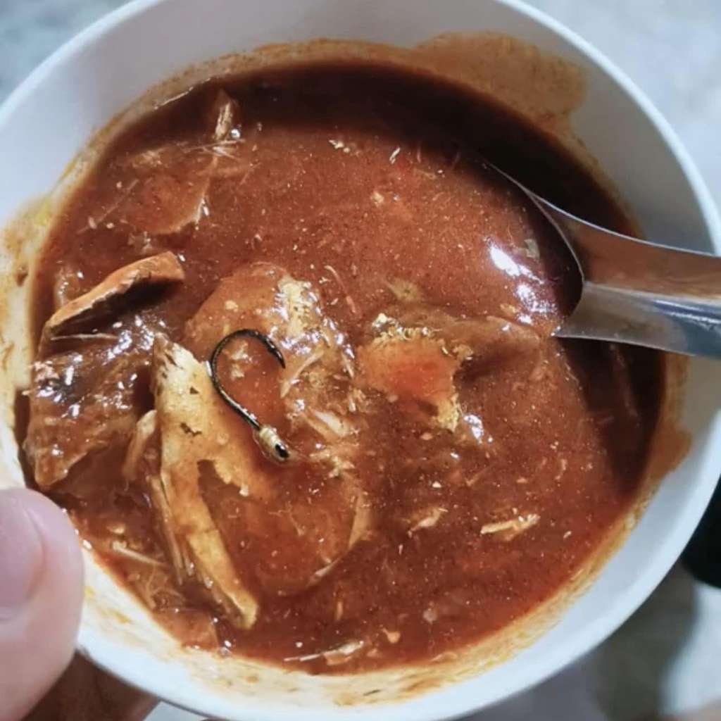 Ngeri! Makan ikan sardine temukan mata kail dalam kaleng.