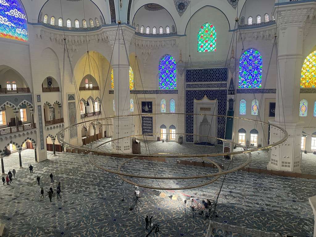 Mengunjungi Camlica, Masjid Terbesar di Turkiye yang Berdiri Megah di Bukit Wilayah Asia