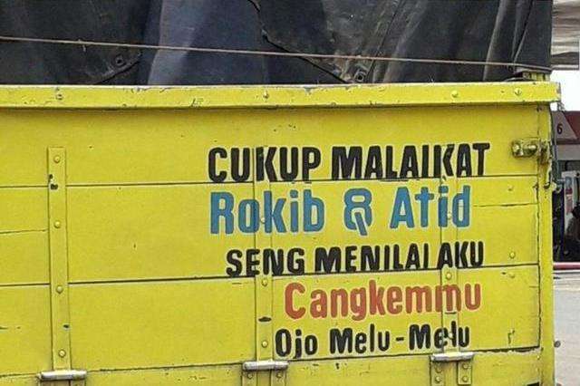 Deretan tulisan lucu di bak truk yang bikin senyum-senyum sendiri.