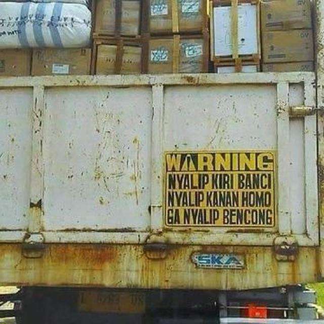 Deretan tulisan lucu di bak truk yang bikin senyum-senyum sendiri.