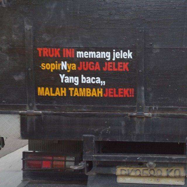 Deretan tulisan lucu di bak truk yang bikin senyum-senyum sendiri.