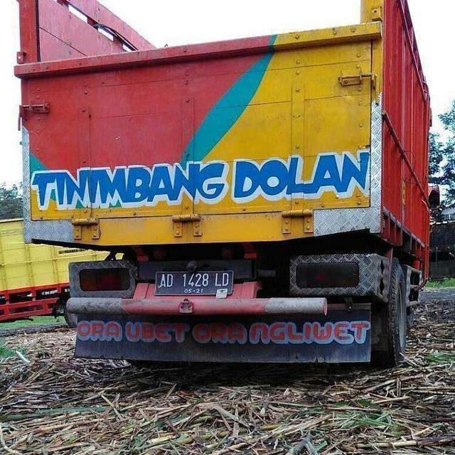Deretan tulisan lucu di bak truk yang bikin senyum-senyum sendiri.