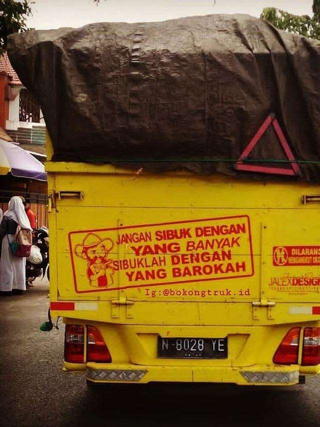 Deretan tulisan lucu di bak truk yang bikin senyum-senyum sendiri.