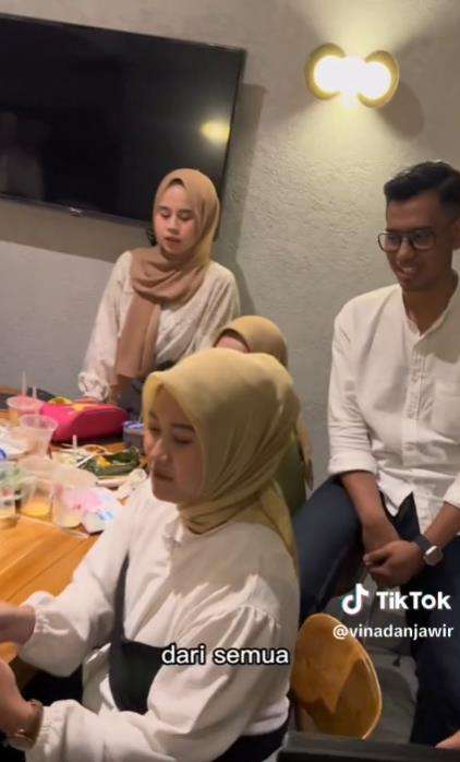 Bukber seru tapi bikin tegang.