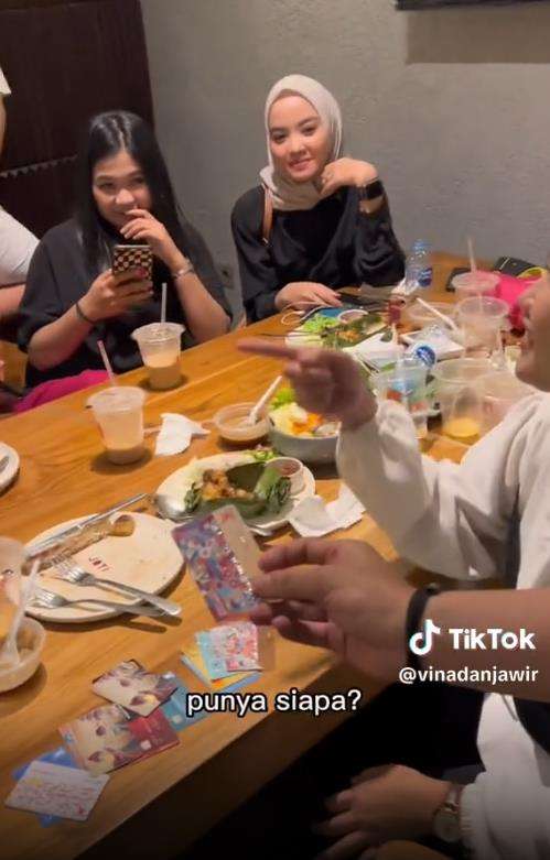 Bukber seru tapi bikin tegang.