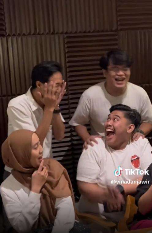 Bukber seru tapi bikin tegang.
